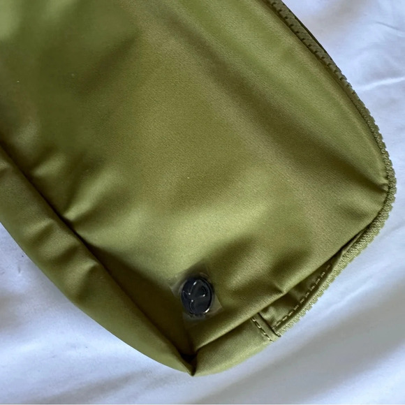 🆕💚 LAST ONE Lululemon Everywhere Belt Bag - Bronze Green - Picture 3 of 6